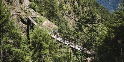 Wanderurlaub - Kinderbetreuung - Italien - Hängebrücke Meraner Höhenweg - Feldhof DolceVita Resort