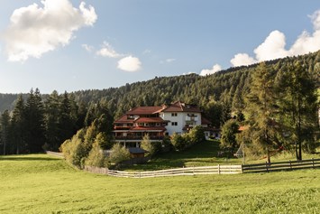 Wanderhotel: LAGE  Inmitten der Natur, in ruhiger Lage in Pemmern außerhalb der Ortschaft Klobenstein.Optimaler Ausgangspunkt für Aktivitäten jeglicher Art - Berghotel Zum Zirm