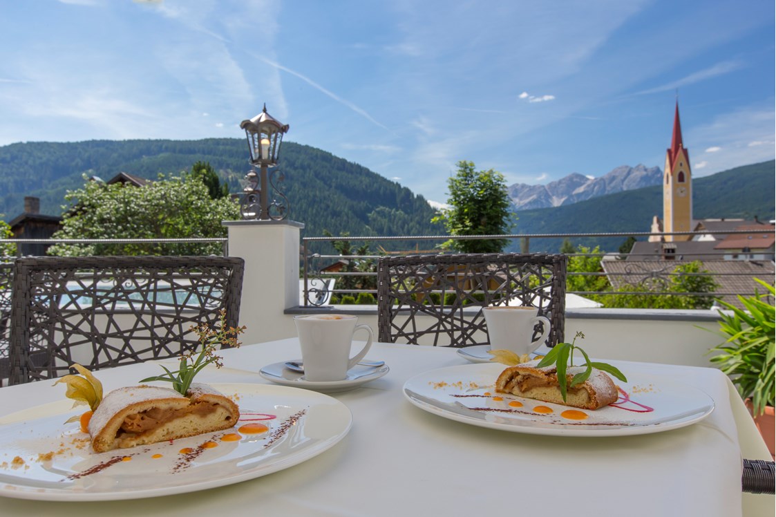 Wanderhotel: Hausgemachter Apfelstrudel auf der Sonnenterrasse - Hotel Tirolerhof
