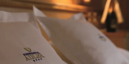 Wanderurlaub - Klobenstein - Freuen Sie sich auf gemütliche & stilvolle Suiten und Zimmer im Sonnenhotel Adler. Alle Wohnräume sind maßgeschneidert und wurden von einer einheimischen Tischlerei mit lokalen Hölzern eingerichtet. Bis auf zwei Zimmerkategorien verfügen alle Zimmer über einen Balkon oder eine Terrasse. - Sonnenhotel Adler