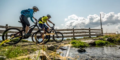 Wanderurlaub - Klobenstein - Klassisches Rad, Mountainbike oder doch lieber E-Bike? Bei uns geht alles: Das Eisacktal, die Villanderer Alm, Villanders und ganz Südtirol sind für Mountainbiker und Radfahrer bestens geeignet.
Unser Hotel ist der ideale Ausgangspunkt für Ausflüge mit dem Bike: Das Sonnenhotel Adler in Villanders (880 m) liegt genau im Mittelpunkt Südtirols auf der Sonnenseite des Eisacktales, nahe am Hochplateau der Villanderer Alm und den Dolomiten. - Sonnenhotel Adler
