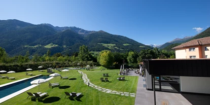 Wanderurlaub - Pools: Schwimmteich - Südtirol - Garten - Garden Park Hotel