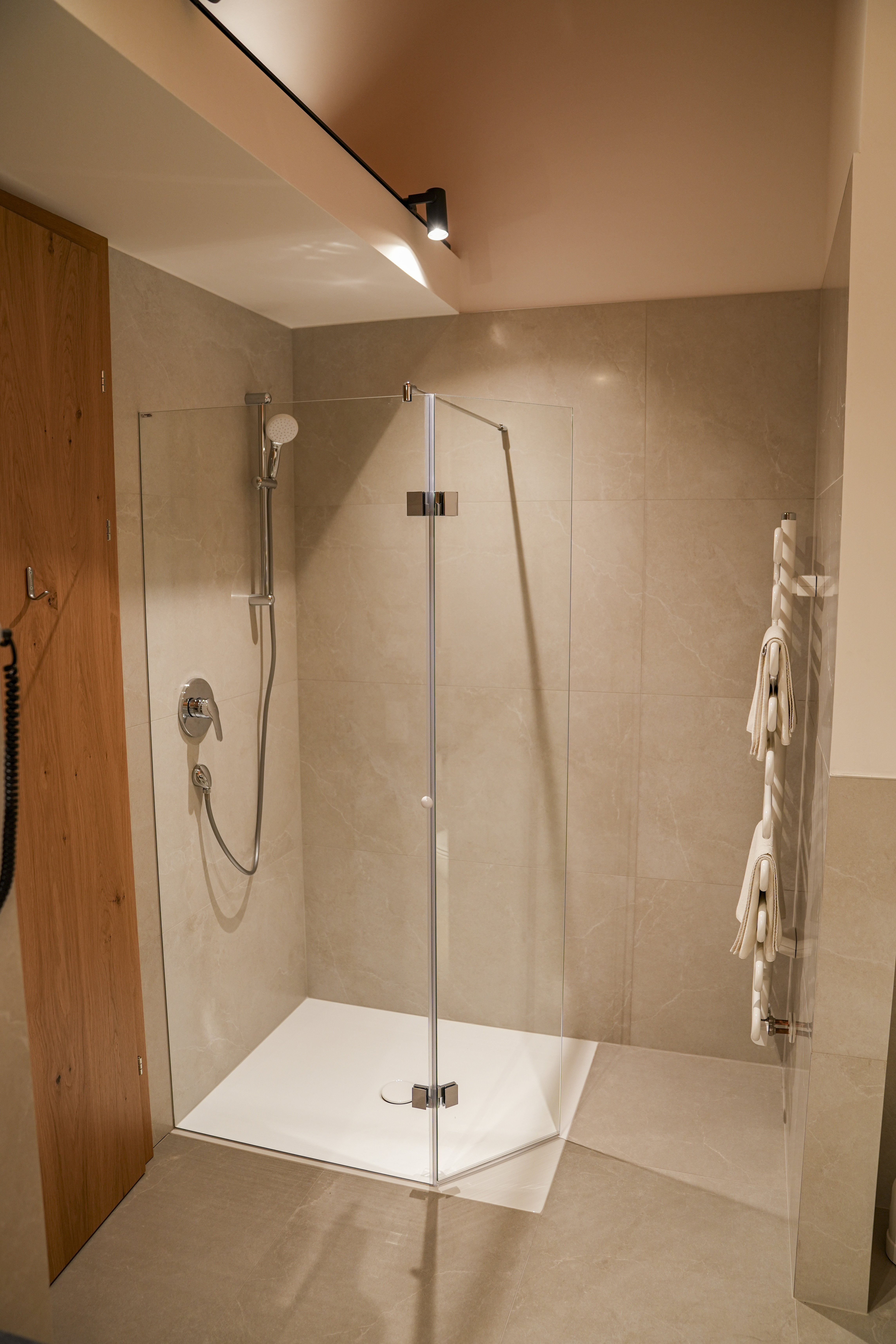 Wanderhotel: Dusche Master-Badezimmer - Das Jakob – Historia in Otium