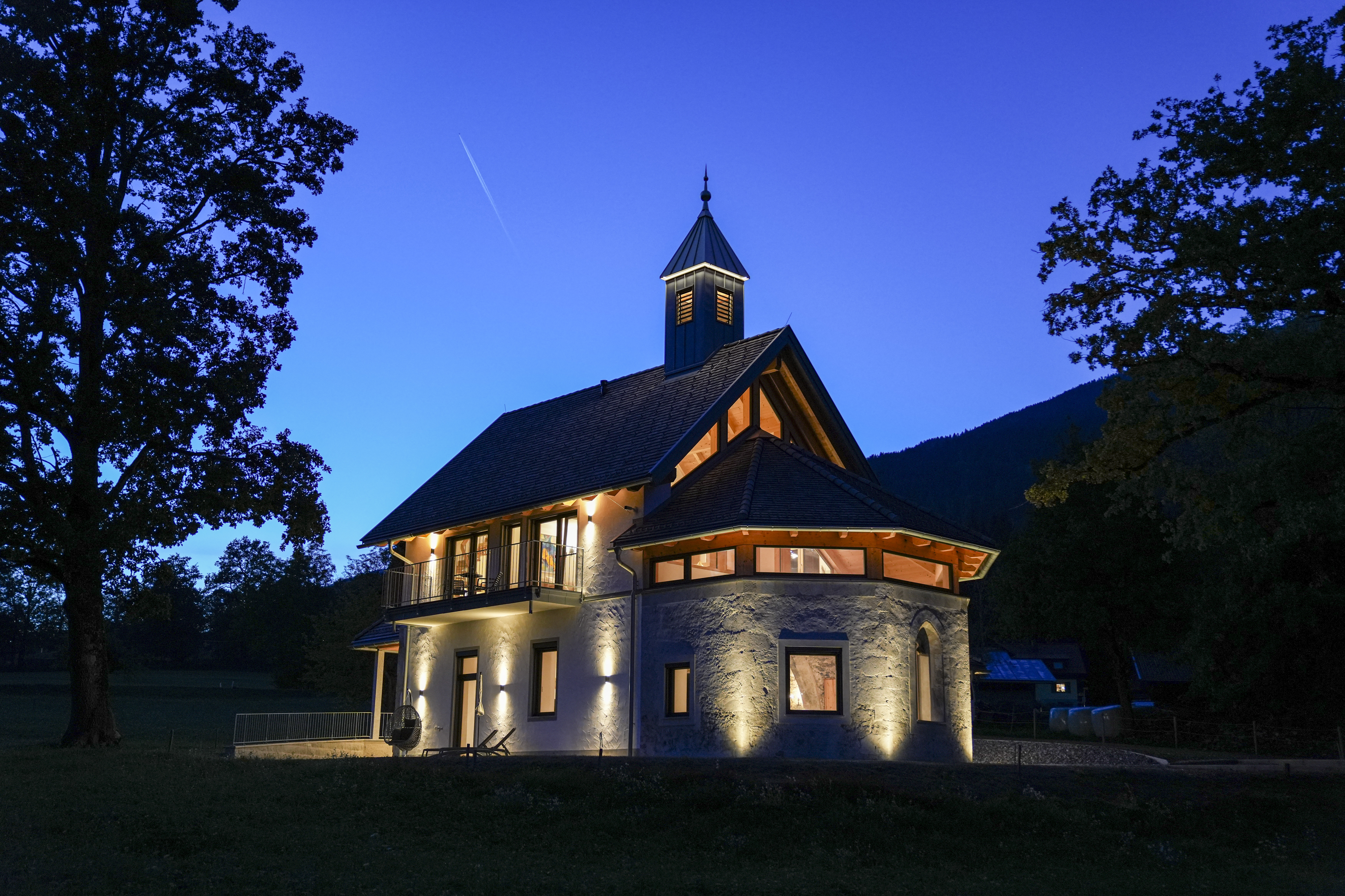 Wanderhotel: Ansicht von Südosten in der blauen Stunde - Das Jakob – Historia in Otium