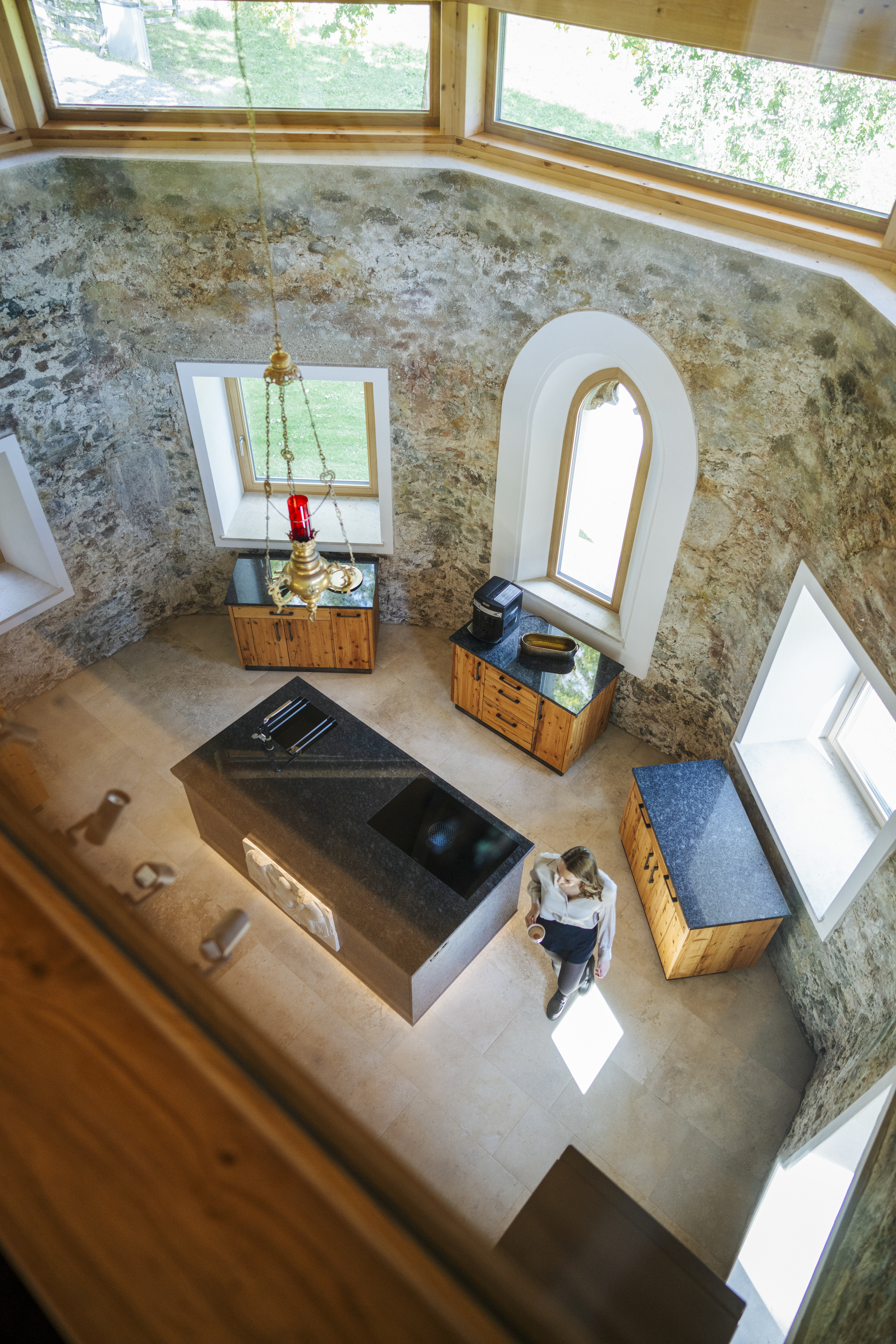 Wanderhotel: Apsis mit Küche von oben - Das Jakob – Historia in Otium