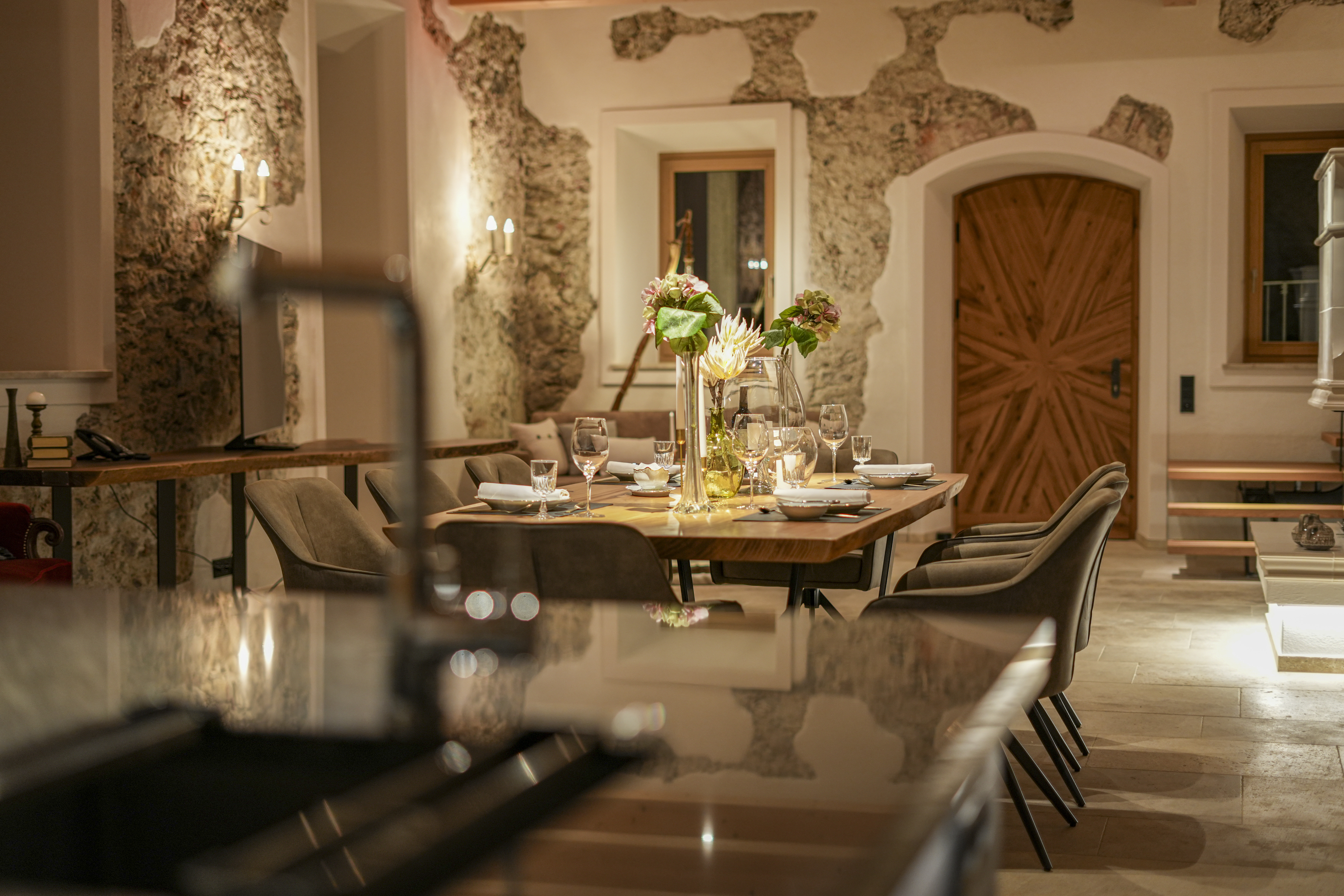 Wanderhotel: Wohnzimmer mit Esstisch - Das Jakob – Historia in Otium