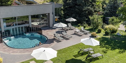 Wanderurlaub - Klobenstein - Außenpool und Park mit Dolomitenblick - Hotel Bemelmans-Post