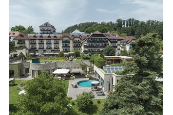 Wanderhotel: Frontalansicht  - Hotel Bemelmans-Post