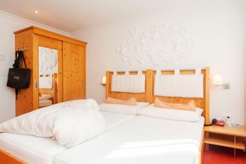 Wanderhotel: Eines unserer Superior Doppelzimmer  - Vital-Hotel Samnaunerhof