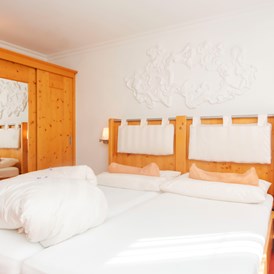 Wanderhotel: Eines unserer Superior Doppelzimmer  - Vital-Hotel Samnaunerhof