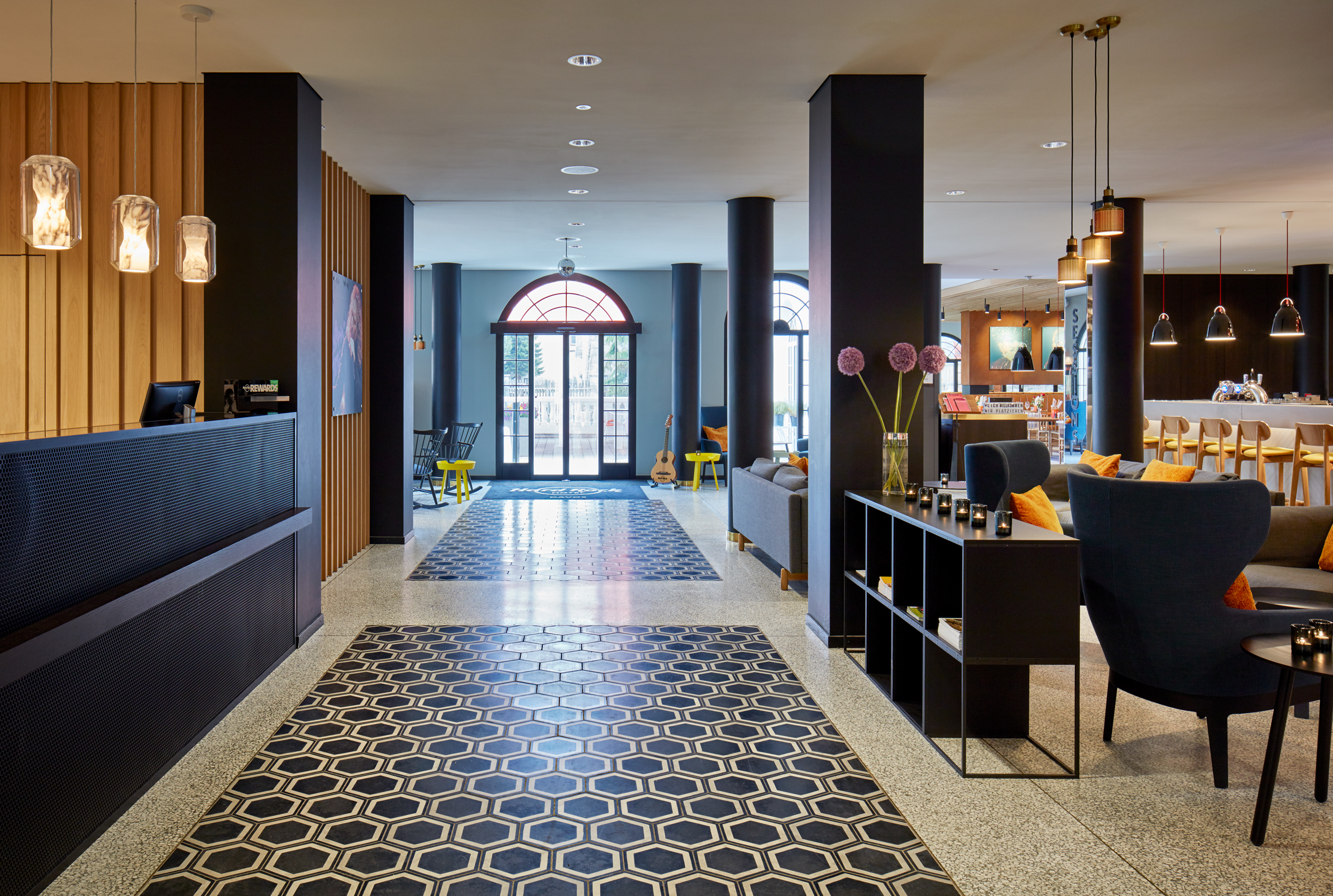Wanderhotel: Rezeption und Restaurant - Hard Rock Hotel Davos