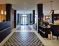 Wanderhotel: Rezeption und Restaurant - Hard Rock Hotel Davos