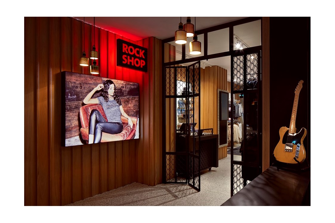 Wanderhotel: Eingang Rock Shop - Hard Rock Hotel Davos