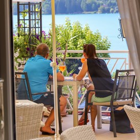 Wanderhotel: Urlaub im Flairhotel am Wörthersee-
eine Terrasse mit herrlichem Ausblick - Flairhotel am Wörthersee