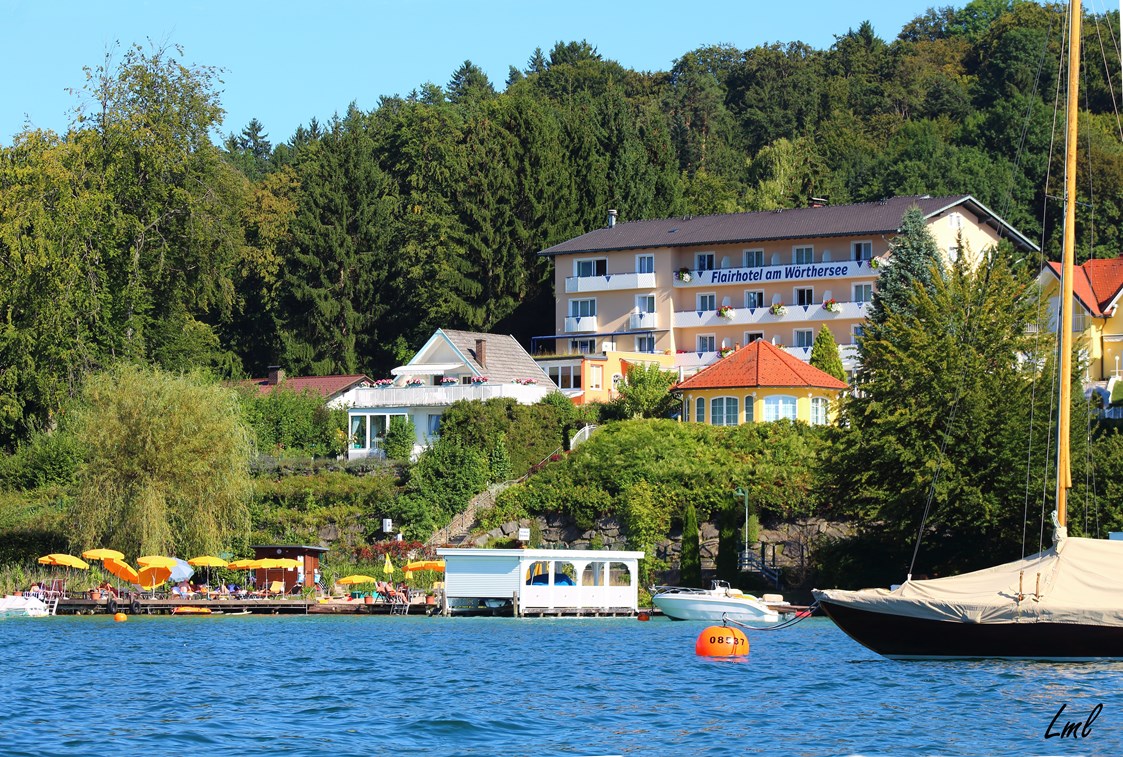 Wanderhotel: Urlaub im Flairhotel am Wörthersee- Blick vom See zum Hotel  - Flairhotel am Wörthersee