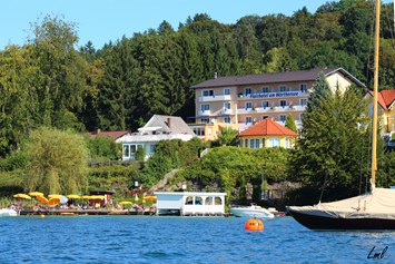 Wanderhotel: Urlaub im Flairhotel am Wörthersee- Blick vom See zum Hotel  - Flairhotel am Wörthersee