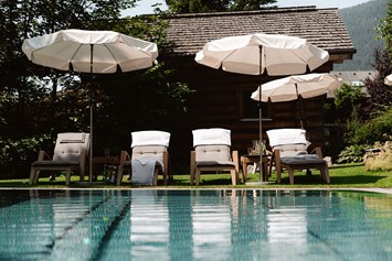 Wanderhotel: Entspannen auf der Liegewiese - DAS RONACHER Therme & Spa Resort