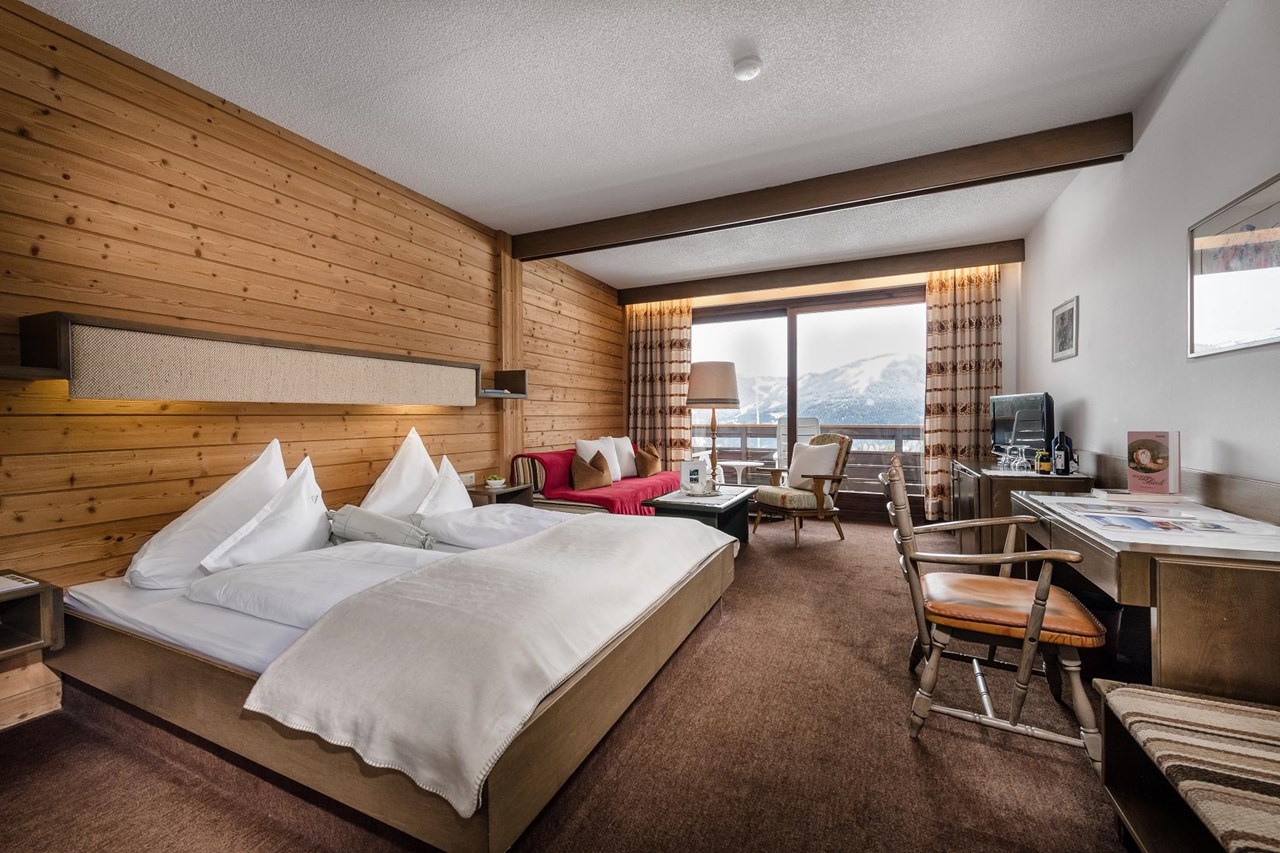 Hotel St. Oswald Zimmerkategorien Doppelzimmer mit Südbalkon Tannenzapfen