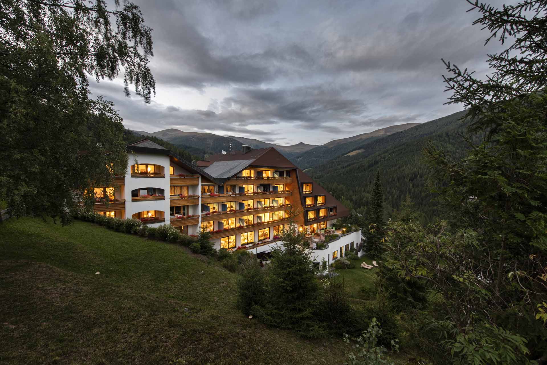 Wanderhotel: Hotel bei Dämmerung
©️ Rupert Mühlbacher - Hotel St. Oswald