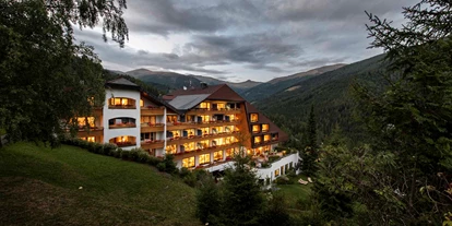Wanderurlaub - Fahrstuhl - Hotel bei Dämmerung
©️ Rupert Mühlbacher - Hotel St. Oswald