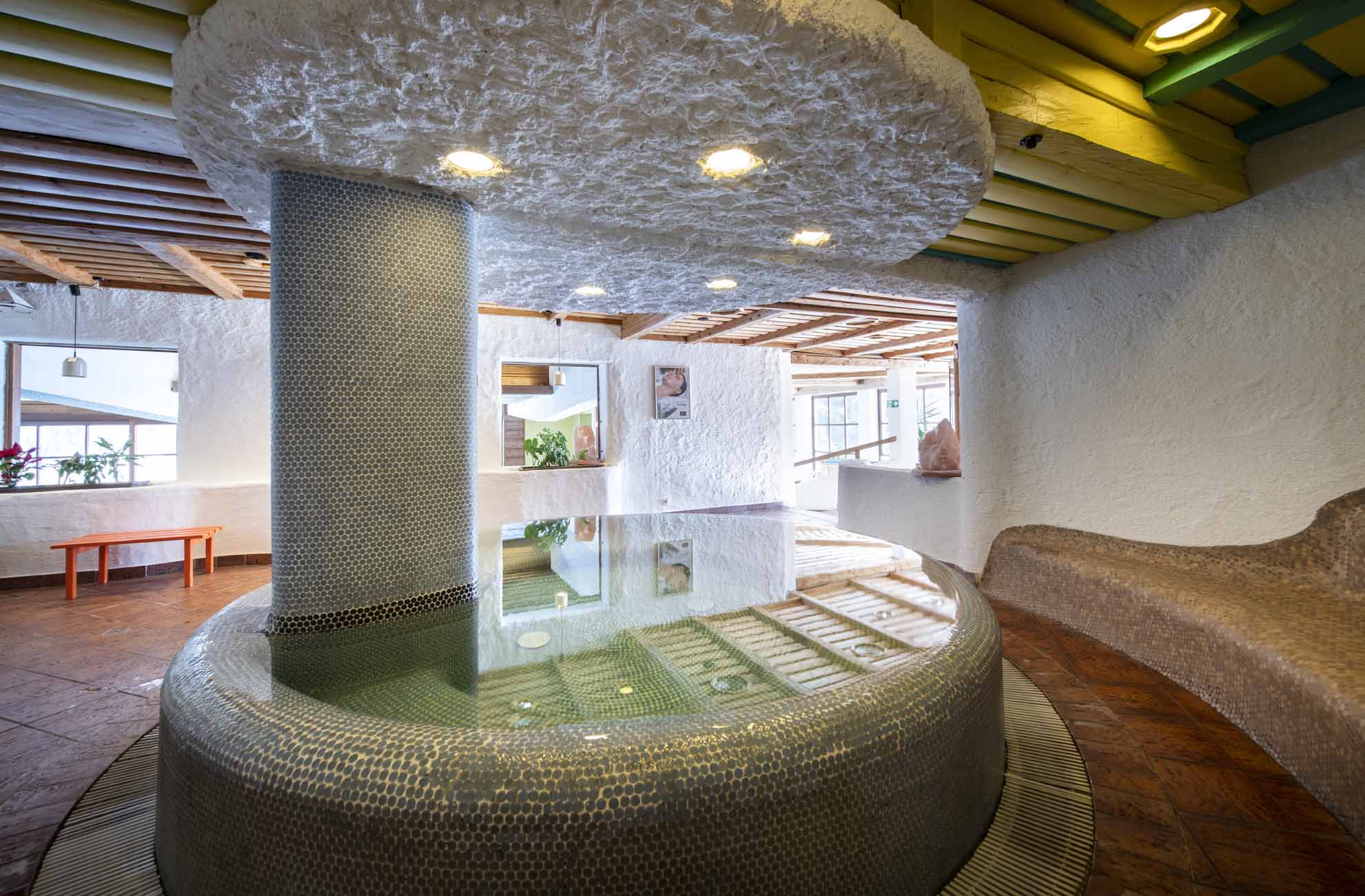 Wanderhotel: Schwimmbad- und Saunalandschaft
©️ Rupert Mühlbacher - Hotel St. Oswald