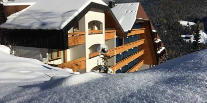 Wanderurlaub - Fahrstuhl - Hotelansicht im Winter - Hotel St. Oswald