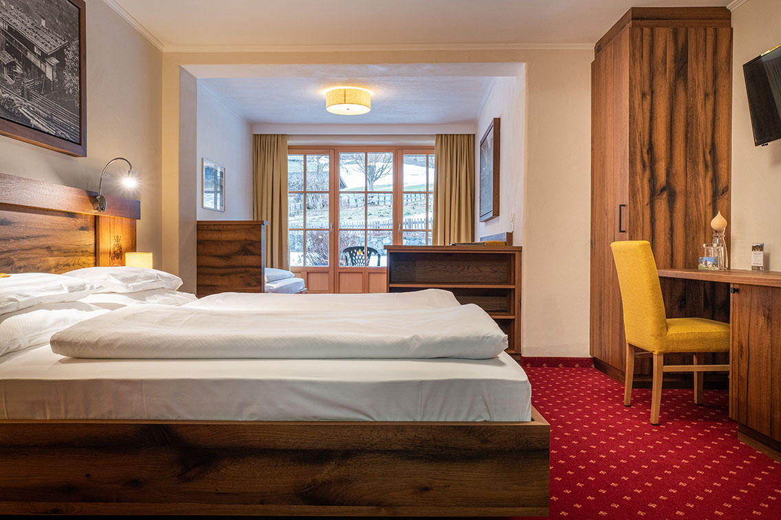 Wanderurlaub - Massagen - Königsleiten - Zimmer Sonnenblume mit Terasse - Hotel Senningerbräu