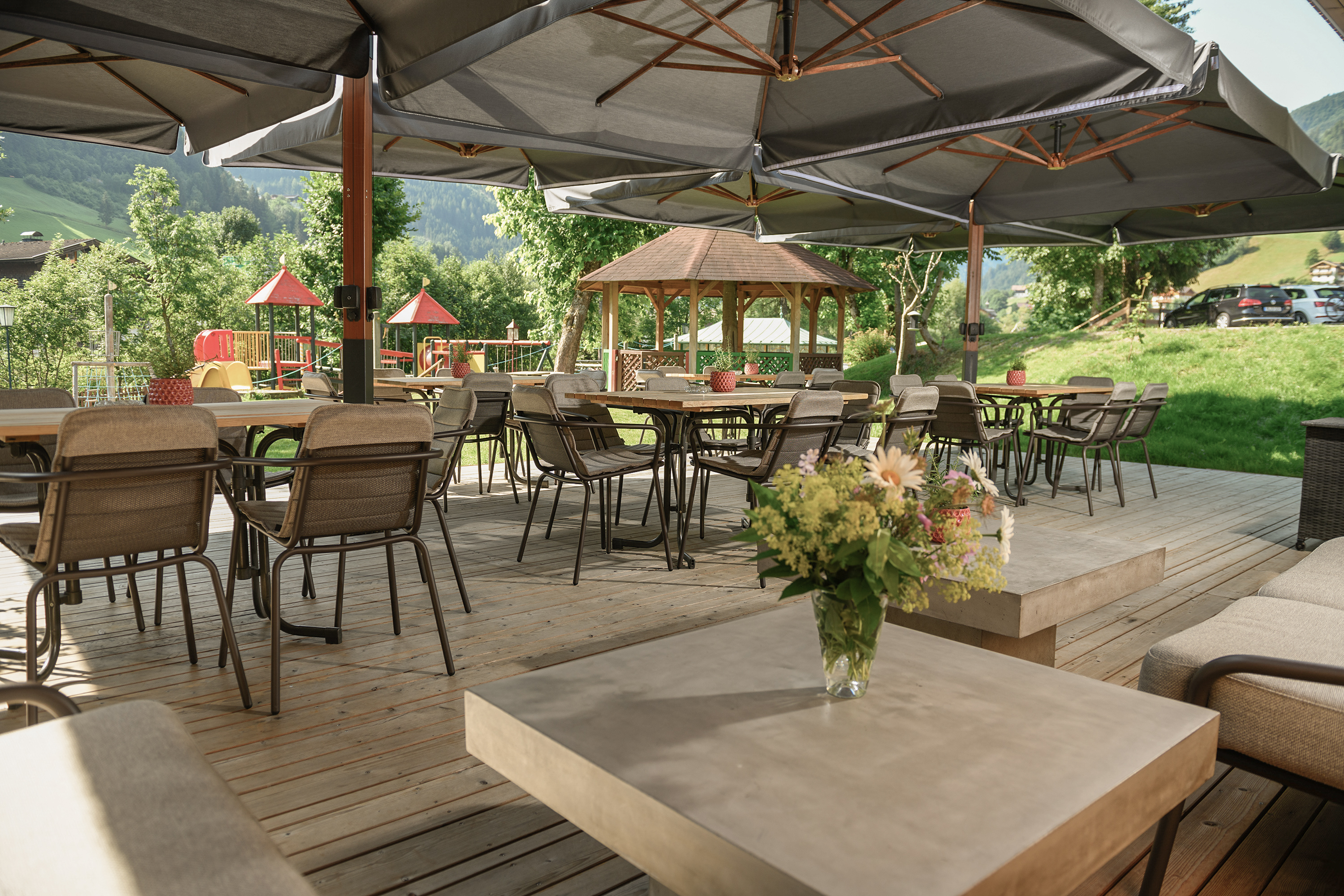 Wanderhotel: Unsere Terrasse und Garten sind in der warmen Jahreszeit sehr beliebt. - Hotel Bergzeit****