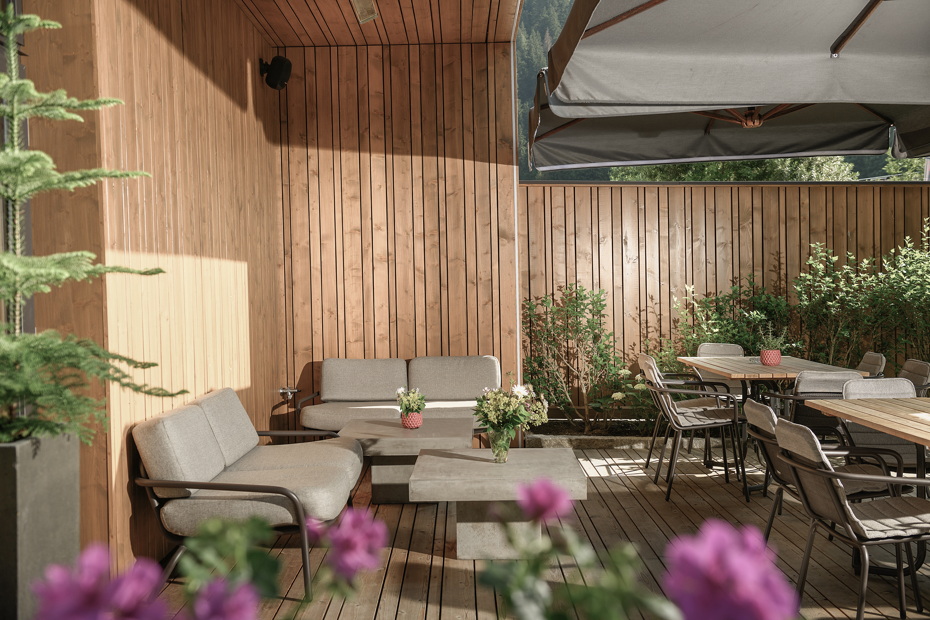 Wanderhotel: Unsere Gartenlounge lädt zum Relaxen ein. - Hotel Bergzeit****