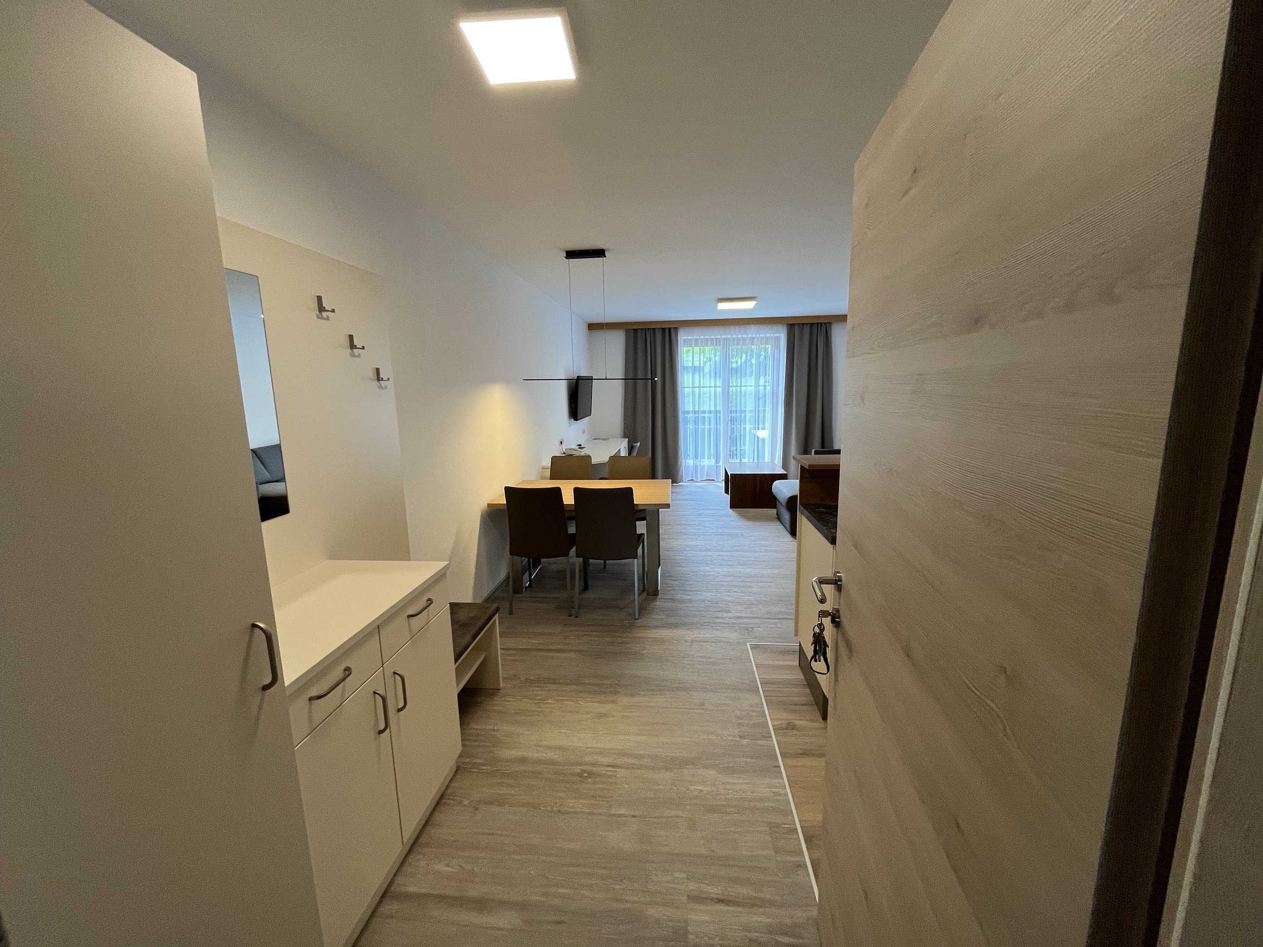 Wanderhotel: Apartment mit Balkon 65 m²
Garderobe, Offen Wohnküche, Couch, 2 Fernseher, Schreibtisch, Esstisch, 1 Schlafzimmer, Dusche und WC getrennt - Wohlfühl Hotel Wiesenhof