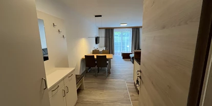 Wanderurlaub - Klassifizierung: 3 Sterne - Apartment mit Balkon 65 m²
Garderobe, Offen Wohnküche, Couch, 2 Fernseher, Schreibtisch, Esstisch, 1 Schlafzimmer, Dusche und WC getrennt - Wohlfühl Hotel Wiesenhof