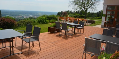 Wanderurlaub - Klassifizierung: 3 Sterne - Panorama Terrasse mit herrlichen Blick in die Erlebnisregion Oststeiermark - Wohlfühl Hotel Wiesenhof