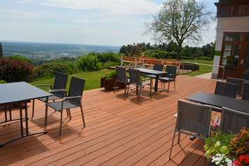 Wanderhotel: Panorama Terrasse mit herrlichen Blick in die Erlebnisregion Oststeiermark - Wohlfühl Hotel Wiesenhof