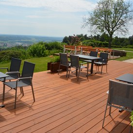 Wanderhotel: Panorama Terrasse mit herrlichen Blick in die Erlebnisregion Oststeiermark - Wohlfühl Hotel Wiesenhof