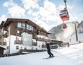 Wanderhotel: Winterfoto mit Piste vor dem Haus - Garni Hotel Apartments Miara