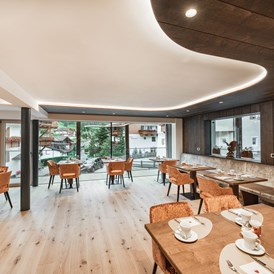 Wanderhotel: Frühstückssaal mit Vollverglasung - Garni Hotel Apartments Miara