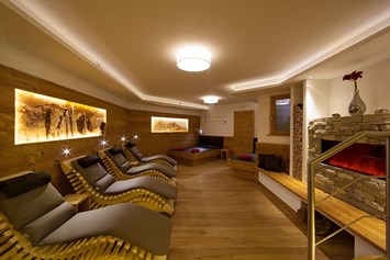 Wanderhotel: Wellnessbereich: Finnische Sauna, Dampfbad, Kräutersauna, Erlebnisdursche, Whirlpool, Ruheraum mit Feuerstelle - Garni Hotel Apartments Miara