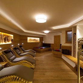 Wanderhotel: Wellnessbereich: Finnische Sauna, Dampfbad, Kräutersauna, Erlebnisdursche, Whirlpool, Ruheraum mit Feuerstelle - Garni Hotel Apartments Miara