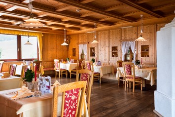 Wanderhotel: Bauernstube im Speisesaal - Falkensteiner Hotel & Spa Sonnenparadies