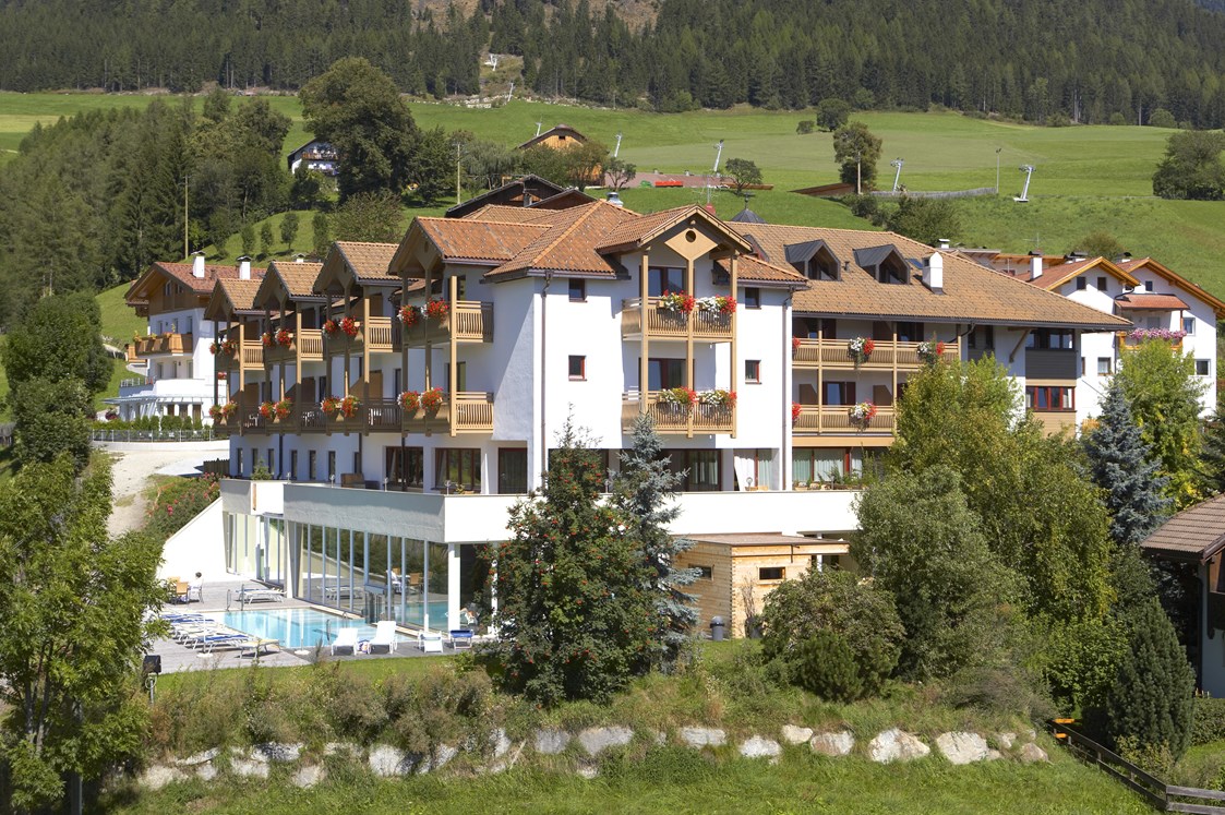 Wanderhotel: Außenansicht im Sommer - Falkensteiner Hotel & Spa Sonnenparadies