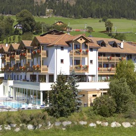 Wanderhotel: Außenansicht im Sommer - Falkensteiner Hotel & Spa Sonnenparadies