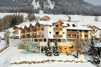 Wanderhotel: Außenansicht im Winter - Falkensteiner Hotel & Spa Sonnenparadies