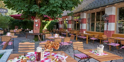 Wanderurlaub - Fahrstuhl - Bayern - Biergarten - Klosterhotel Ettal