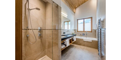 Wanderurlaub - Bach (Bach) - Familienzimmer Alpin Chic Badezimmer - Hotel Auenhof