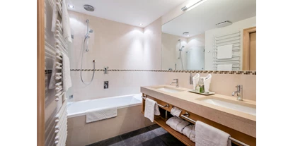 Wanderurlaub - Bach (Bach) - Junior Suite Wiesele Badezimmer - Hotel Auenhof