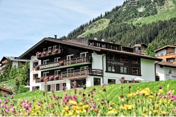 Wanderhotel: Hotel Haldenhof in Lech am Arlberg. Genießen Sie die Lebenslust bei uns.  - Haldenhof