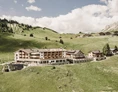 Wanderhotel: Außenansicht des Hotels - Hotel Goldener Berg - Your Mountain Selfcare Resort