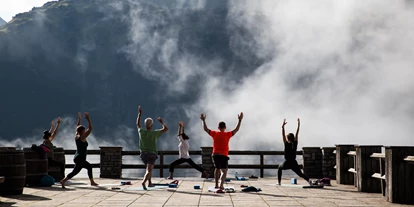 Wanderurlaub - Bach (Bach) - Yoga auf der Sonnenterrasse - Hotel Goldener Berg - Your Mountain Selfcare Resort