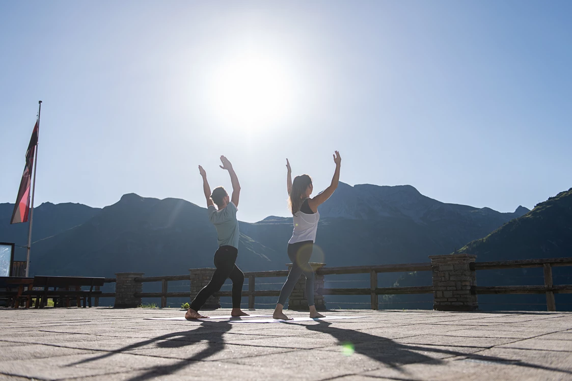 Wanderhotel: Yoga auf der Sonnenterrasse - Hotel Goldener Berg - Your Mountain Selfcare Resort