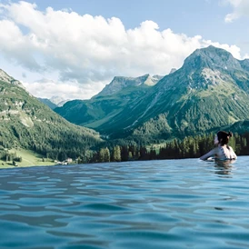Wanderhotel: Infinitypool mit Whirlpoolfuntkion - Hotel Goldener Berg - Your Mountain Selfcare Resort